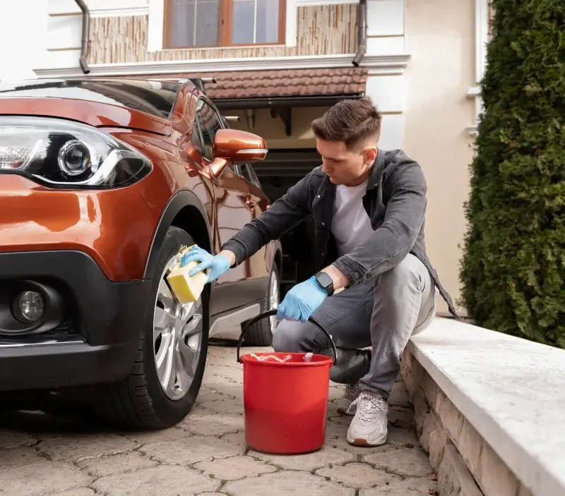 Lavage auto à domicile Le Langon : professionnel intervenant sur un véhicule